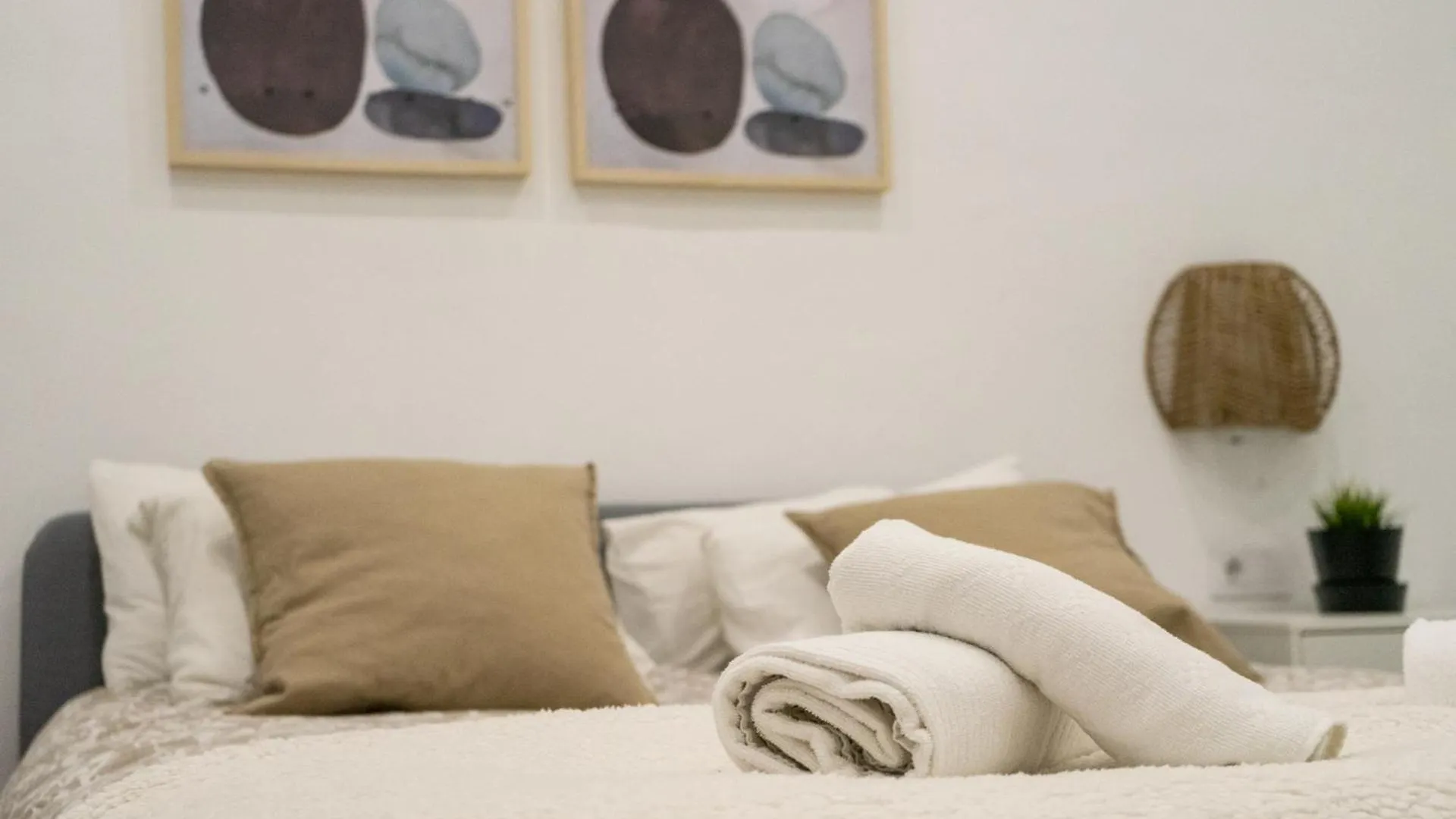 Stuning Apartment Next To The River - Sevillarooms  Sevilla